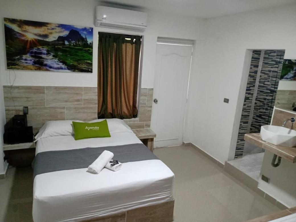 Hotel Brisas Меделин Екстериор снимка