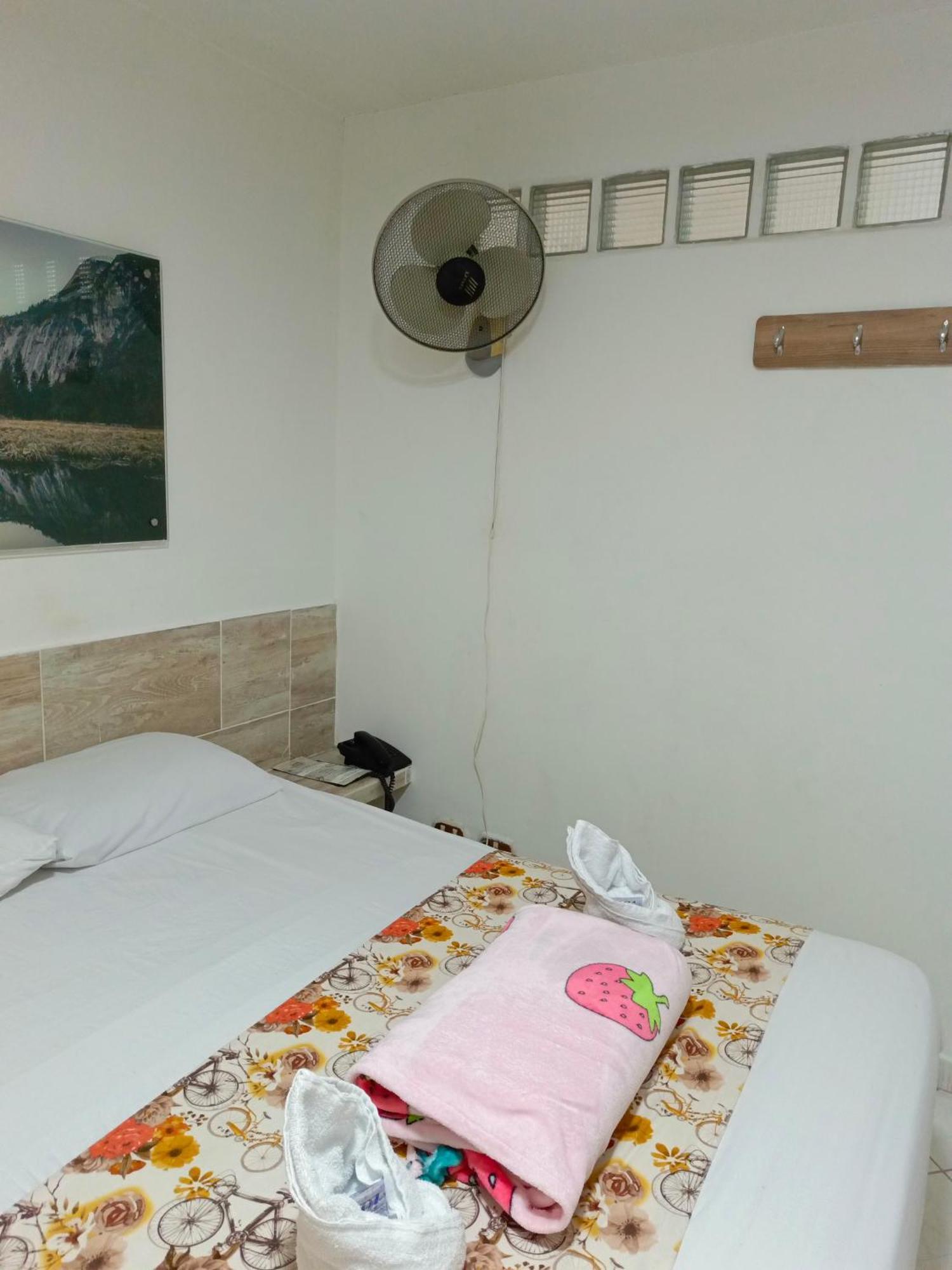 Hotel Brisas Меделин Екстериор снимка