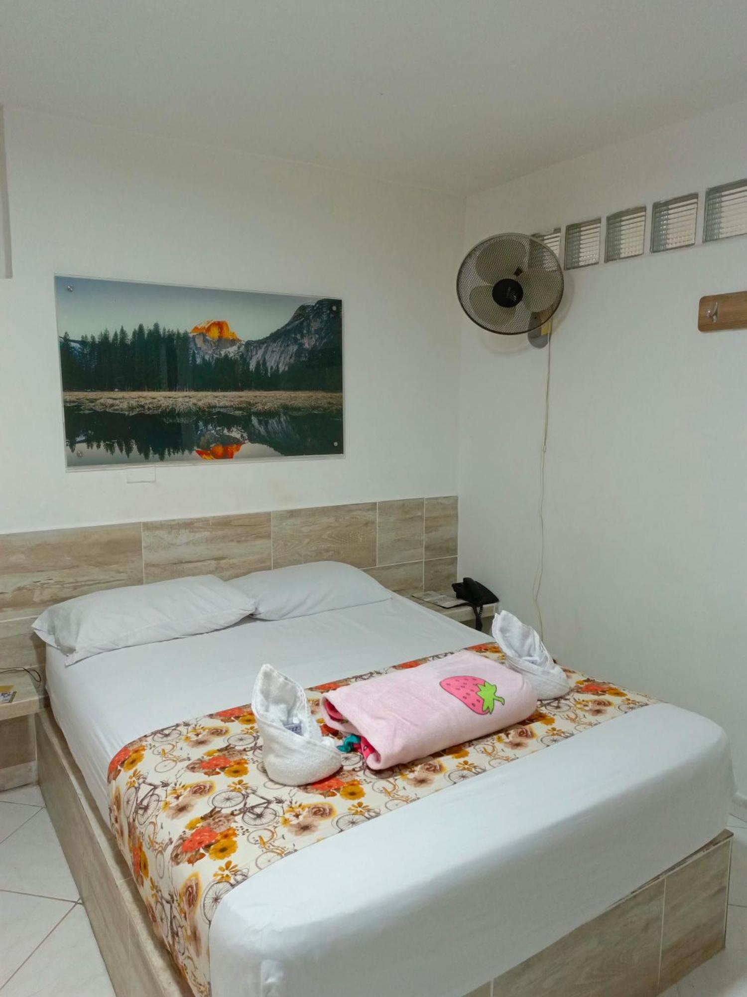 Hotel Brisas Меделин Екстериор снимка